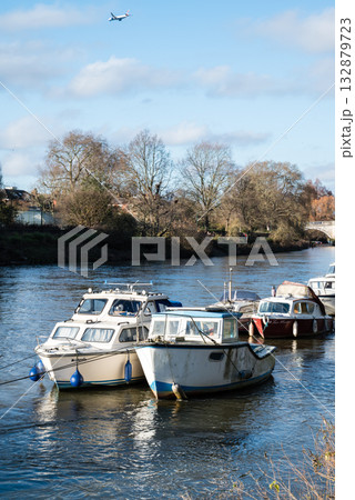 明るい日差しの下のテームズ川停泊するボート　ロンドン郊外のリッチモンドにて 132879723