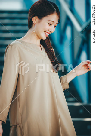 階段を降りる女性のポートレート 階段を降りる女性のポートレート 132880225