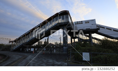 JR両毛線の思川駅北口、階段を上っていき、南北連絡通路上に改札がある JR両毛線の思川駅北口、階段を上っていき、南北連絡通路上に改札がある 132880252