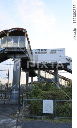 JR両毛線の思川駅、橋上駅舎で南北連絡通路の跨線橋に改札がある 132880253