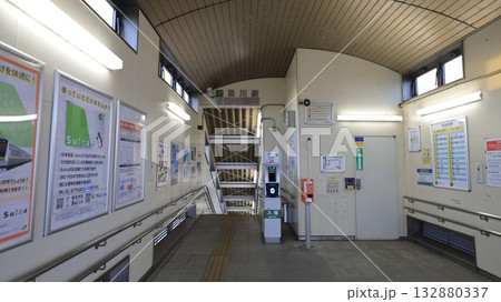 JR両毛線の思川駅、南北連絡通路となっている跨線橋上にある 132880337