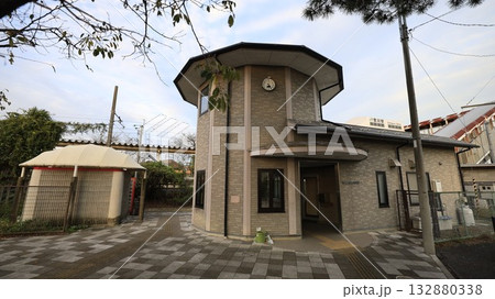 JR両毛線の思川駅南口、出入口に小山市おもいがわ商工会美田支所の建物や公衆トイレがある JR両毛線の思川駅南口、出入口に小山市おもいがわ商工会美田支所の建物や公衆トイレがある 132880338