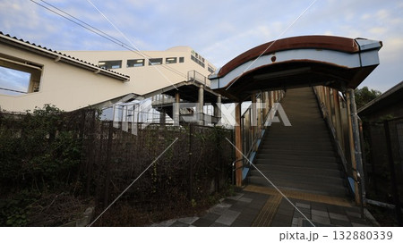 JR両毛線の思川駅南口、階段は南北連絡通路の跨線橋に続き、駅舎は跨線橋上にある 132880339