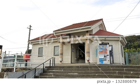 JR両毛線の大平下駅駅舎、無人駅だが公衆トイレが設置されている JR両毛線の大平下駅駅舎、無人駅だが公衆トイレが設置されている 132880879