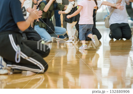 【保育園の運動会 障害物競走】 【保育園の運動会 障害物競走】 132880906