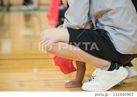 【保育園の運動会　お父さんと演技　抱っこ】 132880907