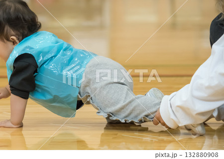 【保育園の運動会　障害物競走】 132880908