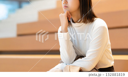 考えごとをする若い女性・ビジネスウーマン 考えごとをする若い女性・ビジネスウーマン 132881819