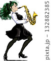 サクソホーンを吹くウエイトレス風黒服の女性 132882385