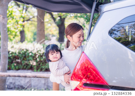 赤ちゃんと一緒に車に乗るお母さん 132884336