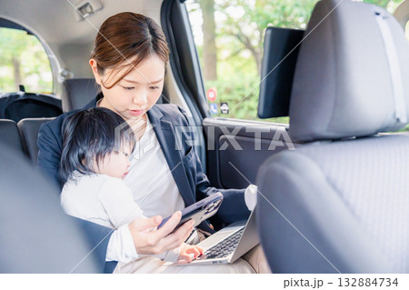 子どもが突然熱を出してタクシーでお迎えに行くワーママ 132884734