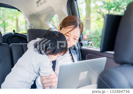 子どもが突然熱を出してタクシーでお迎えに行くワーママ 132884736