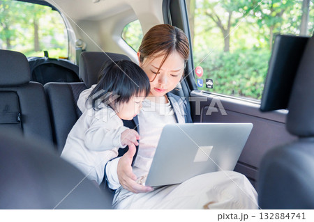子どもが突然熱を出してタクシーでお迎えに行くワーママ 132884741