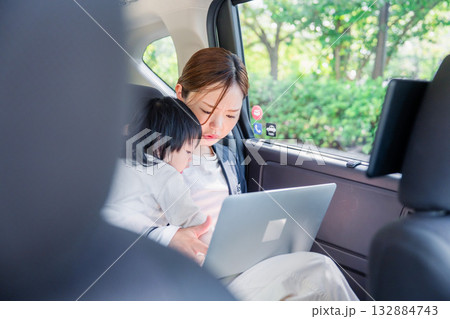 子どもが突然熱を出してタクシーでお迎えに行くワーママ 132884743