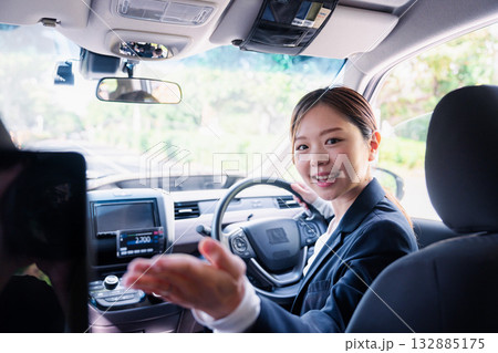 決済の案内をする若い女性のタクシー運転手 決済の案内をする若い女性のタクシー運転手 132885175