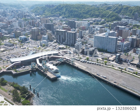 鹿児島市の桜島フェリーターミナル付近の空撮 132886028