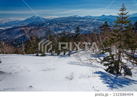 鳩待峠から至仏山へ向かう途中から見るアヤメ平と燧ヶ岳 鳩待峠から至仏山へ向かう途中から見るアヤメ平と燧ヶ岳 132886404