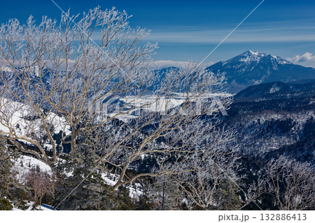 鳩待峠から至仏山へ向かう途中の霧氷と燧ヶ岳 鳩待峠から至仏山へ向かう途中の霧氷と燧ヶ岳 132886413
