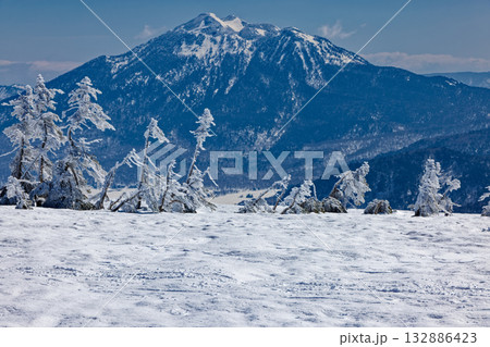 残雪期の鳩待峠から至仏山へ向かう途中から見る燧ヶ岳 残雪期の鳩待峠から至仏山へ向かう途中から見る燧ヶ岳 132886423
