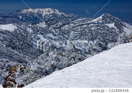 残雪期の鳩待峠から至仏山へ向かう途中から見る笠ヶ岳と上州武尊山 132886426