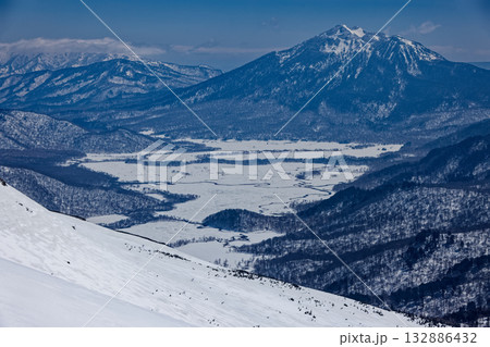 小至仏山への登りから見る残雪期の尾瀬ヶ原と燧ヶ岳 132886432