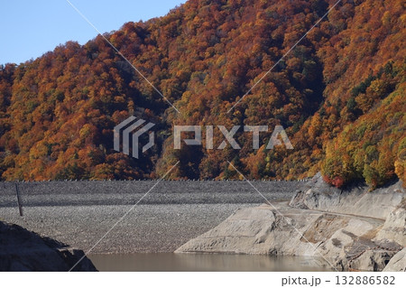ダム湖にかかる紅葉の山肌 (群馬県 奈良俣湖) ダム湖にかかる紅葉の山肌 (群馬県 奈良俣湖) 132886582