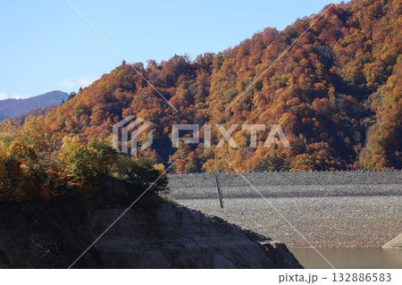 ダム湖にかかる紅葉の山肌 (群馬県 奈良俣湖) ダム湖にかかる紅葉の山肌 (群馬県 奈良俣湖) 132886583