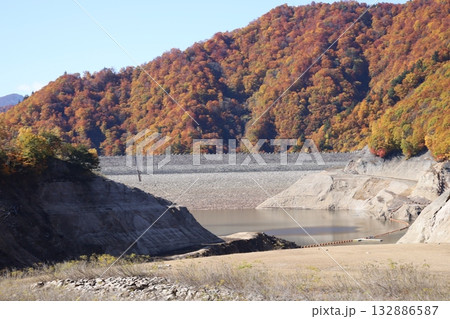 ダム湖にかかる紅葉の山肌 (群馬県 奈良俣湖) ダム湖にかかる紅葉の山肌 (群馬県 奈良俣湖) 132886587