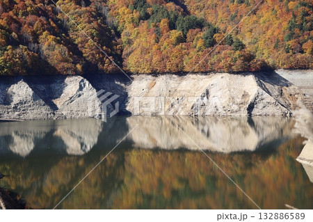 湖の水面に映る山肌の紅葉 (群馬県 奈良俣湖) 湖の水面に映る山肌の紅葉 (群馬県 奈良俣湖) 132886589