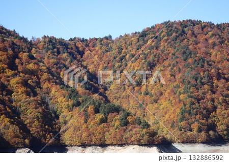 ダム湖にかかる紅葉の山肌　（群馬県　奈良俣湖） 132886592
