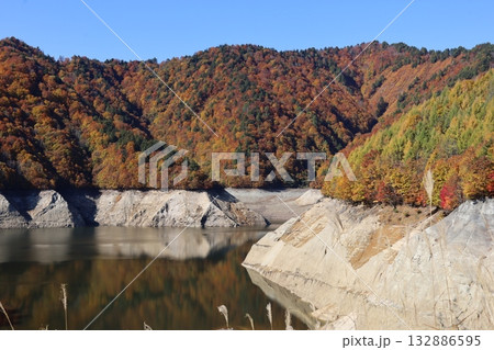 ダム湖にかかる紅葉の山肌 (群馬県 奈良俣湖) ダム湖にかかる紅葉の山肌 (群馬県 奈良俣湖) 132886595