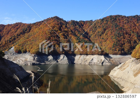 ダム湖にかかる紅葉の山肌 (群馬県 奈良俣湖) ダム湖にかかる紅葉の山肌 (群馬県 奈良俣湖) 132886597