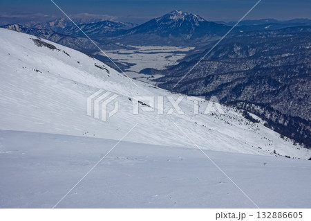 残雪期の至仏山稜線から見る尾瀬ヶ原と燧ヶ岳 残雪期の至仏山稜線から見る尾瀬ヶ原と燧ヶ岳 132886605