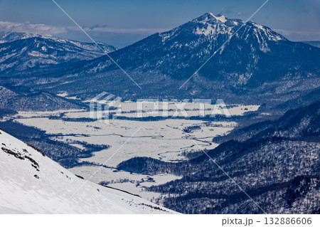 残雪期の至仏山稜線から見る尾瀬ヶ原と燧ヶ岳 132886606