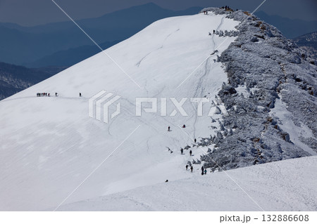 残雪期の至仏山の登りから見る小至仏山と登山者 132886608