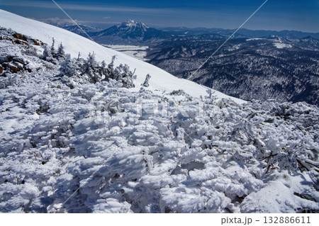 残雪期の至仏山稜線の樹氷と尾瀬ヶ原と燧ヶ岳・アヤメ平方面の眺め 残雪期の至仏山稜線の樹氷と尾瀬ヶ原と燧ヶ岳・アヤメ平方面の眺め 132886611