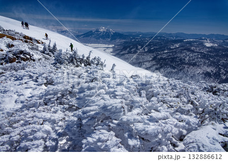 残雪期の至仏山稜線の樹氷と尾瀬ヶ原と燧ヶ岳・アヤメ平方面の眺め 残雪期の至仏山稜線の樹氷と尾瀬ヶ原と燧ヶ岳・アヤメ平方面の眺め 132886612