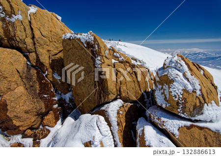 残雪期の尾瀬・至仏山山頂の風景 残雪期の尾瀬・至仏山山頂の風景 132886613