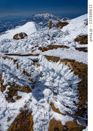 残雪期の至仏山稜線のエビのしっぽと小至仏山・上州武尊山・赤城山の眺め 残雪期の至仏山稜線のエビのしっぽと小至仏山・上州武尊山・赤城山の眺め 132886615