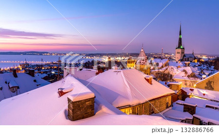 夕暮れに包まれた雪の屋根と静かな冬の街の光 夕暮れに包まれた雪の屋根と静かな冬の街の光 132886766