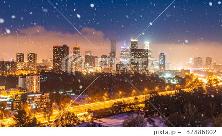 黄金のボケ光が輝く雪のモダンシティナイト 黄金のボケ光が輝く雪のモダンシティナイト 132886802