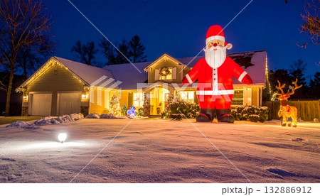 雪に包まれた芝生と大きなサンタ＆トナカイが輝く郊外の家 132886912
