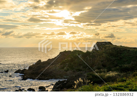 秋の葦毛崎展望台と朝日　青森県八戸市 132886932
