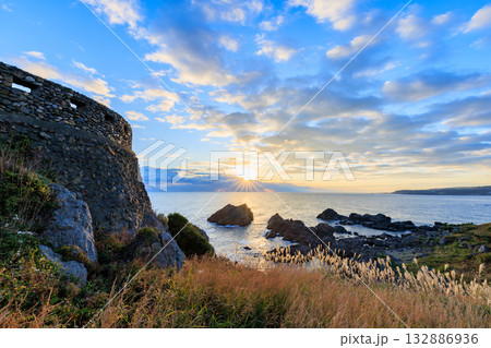 秋の葦毛崎展望台と朝日 青森県八戸市 秋の葦毛崎展望台と朝日 青森県八戸市 132886936