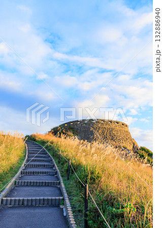 秋の朝日を浴びた葦毛崎展望台　青森県八戸市 132886940