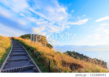 秋の朝日を浴びた葦毛崎展望台 青森県八戸市 秋の朝日を浴びた葦毛崎展望台 青森県八戸市 132886941