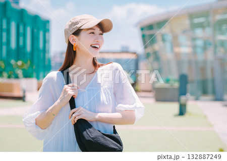 イベントに参加する笑顔の女性 132887249