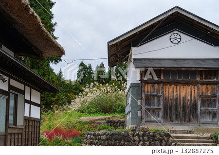 茅葺屋根と土蔵 茅葺屋根と土蔵 132887275