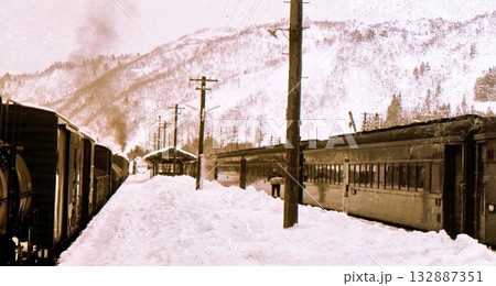 昭和44年　雪晴れの磐越西線　日出谷駅の駅弁の立売り　新潟県　 132887351
