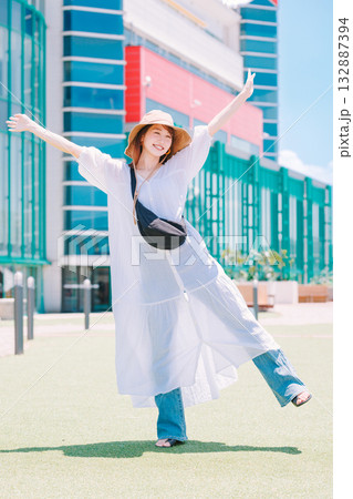 イベントに参加する笑顔の女性 132887394